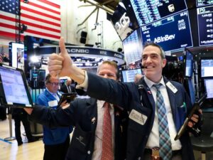 Vuelan los bonos argentinos hasta un 14% y el riesgo país se derrumba hasta los 800 puntos