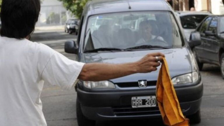 Las calles de Salta siguen en manos de los “Trapitos” y crece la inseguridad en la ciudad