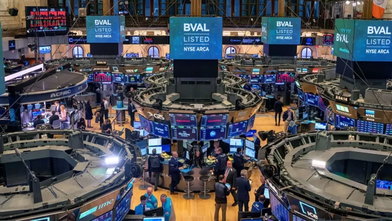 Suben las acciones argentinas y el riesgo país cae a un mínimo de dos meses