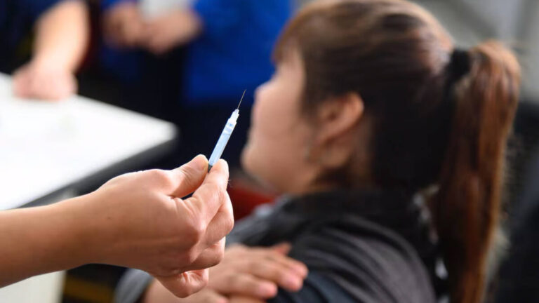 Nueva alerta por la caída de la vacunación en Argentina