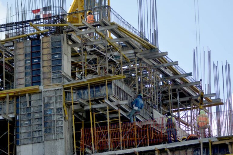 La construcción lleva 15 meses de estancamiento