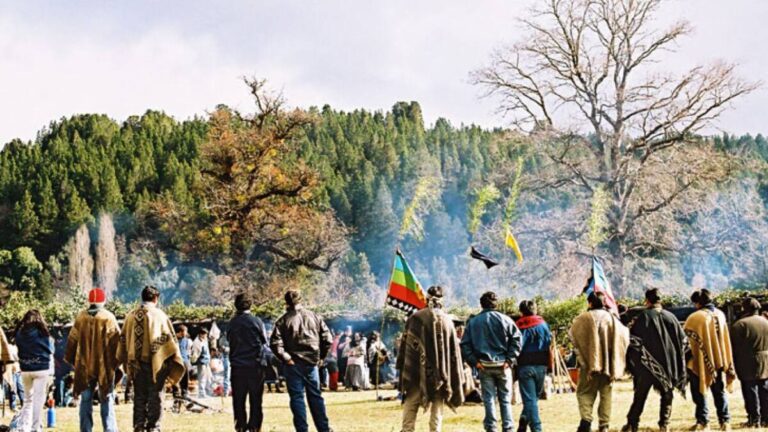 Un grupo de mapuches impide que se lleven a cabo obras clave en el cerro Chapelco