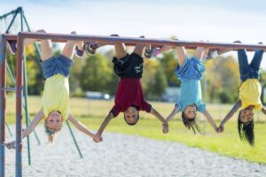 La pobreza infantil cayó casi 30 puntos desde finales de 2023