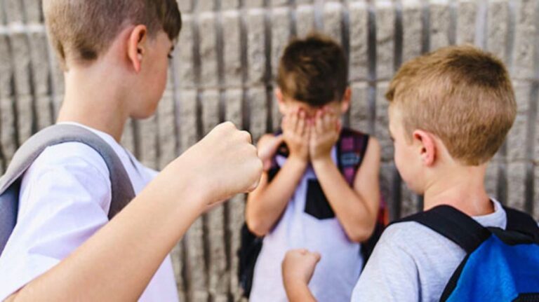 Singapur autoriza a los profesores a azotar a alumnos desde los 9 años para combatir el bullying escolar