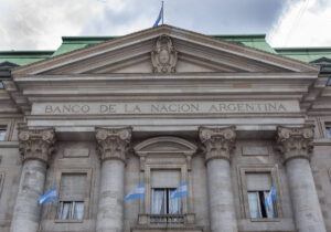 Los préstamos al sector privado cayeron por cuarto mes consecutivo