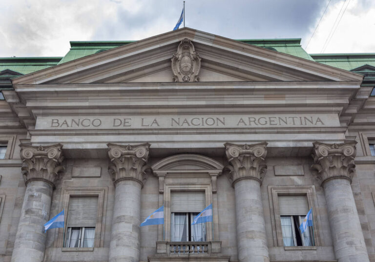 Los préstamos al sector privado cayeron por cuarto mes consecutivo