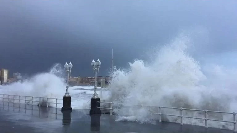 Olas gigantes y destrozos por un fuerte ciclón en la Costa Atlántica