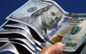 El dólar volvió a caer y la brecha con el techo de la banda alcanzó su nivel más alto en un año
