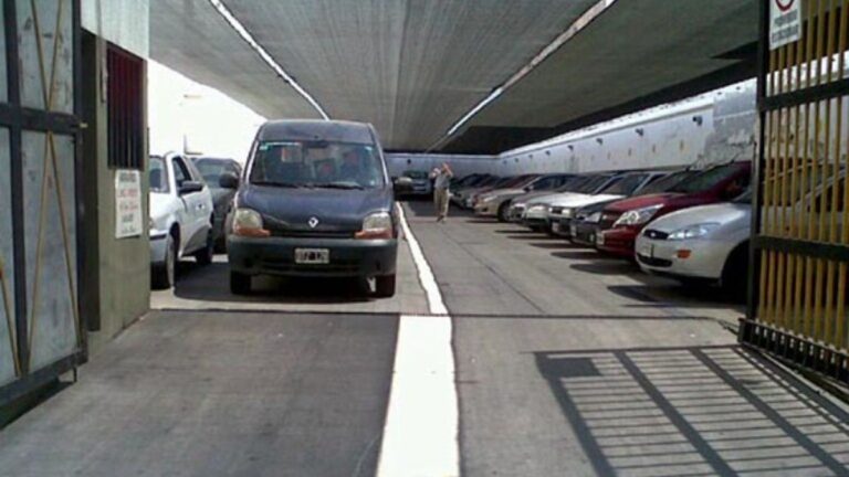 Los estacionamientos deben hacerse cargo de robos y daños a vehículos