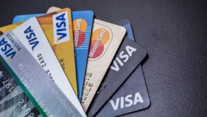 Las operaciones con tarjetas de crédito cayeron por quinto mes consecutivo