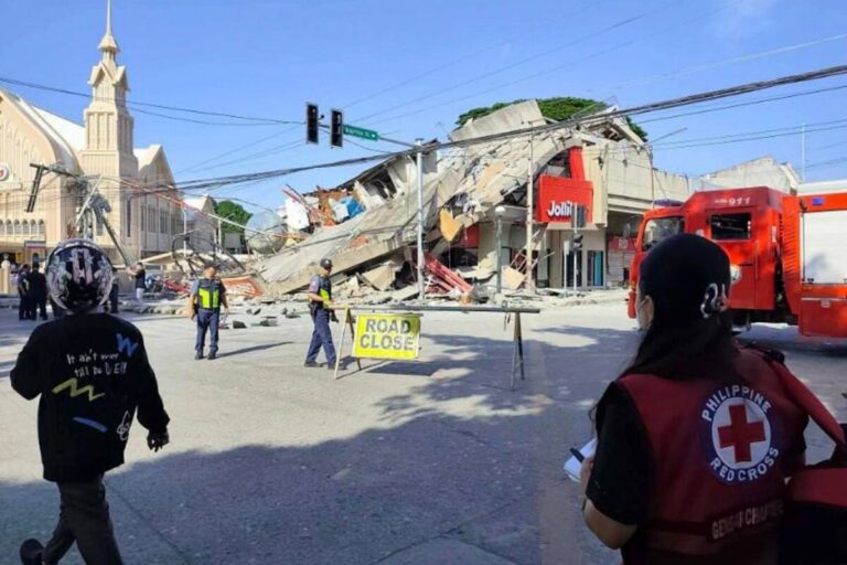 Fuerte terremoto de magnitud 7,8 sacudió Filipinas