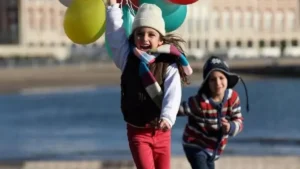 La pobreza infantil cayó al 42,3% el nivel más bajo desde 2018