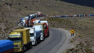 Bloqueos en Bolivia dejan miles de camiones varados y complican el comercio regional