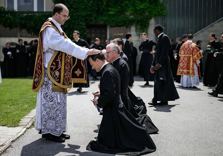 El Vaticano excomulgó a la extremista Fraternidad San Pío X