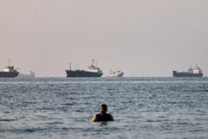 Se paraliza el tráfico en el estrecho de Ormuz y aumentan los bombardeos en la zona