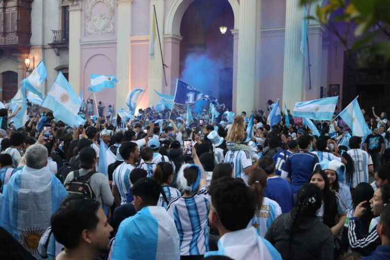 Más de 20.000 salteños coparon Plaza 9 de julio tras el triunfo argentino