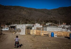 Miles de familias viven junto a basurales y bajo líneas de alta tensión en Salta
