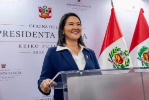 Keiko Fujimori asumió la Presidencia de Perú en un escenario de fuerte polarización política