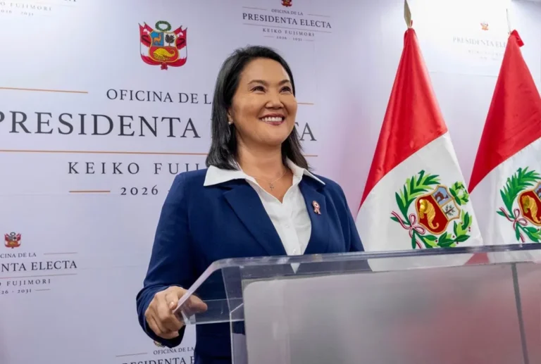Keiko Fujimori asumió la Presidencia de Perú en un escenario de fuerte polarización política