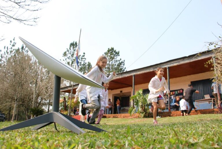 Unas 6000 escuelas rurales de todo el país tendrán internet gracias a Starlink