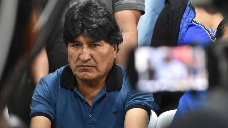 Bolivia ordenó la captura de Evo Morales por terrorismo y cortes de ruta