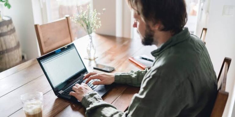 Más argentinos cobran en dólares por trabajos en el exterior
