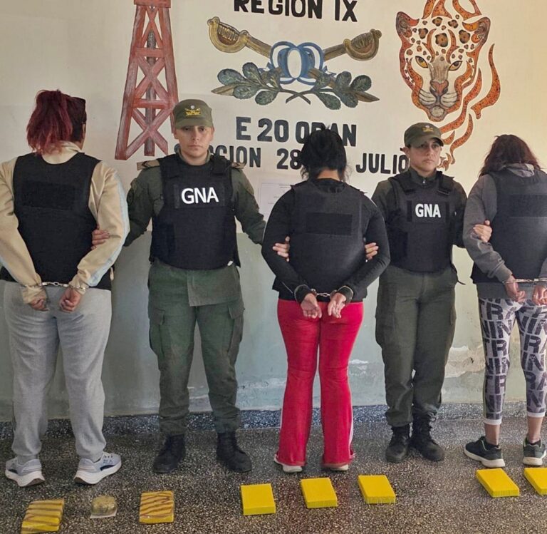 Detienen a dos peruanas cargadas de drogas en Orán