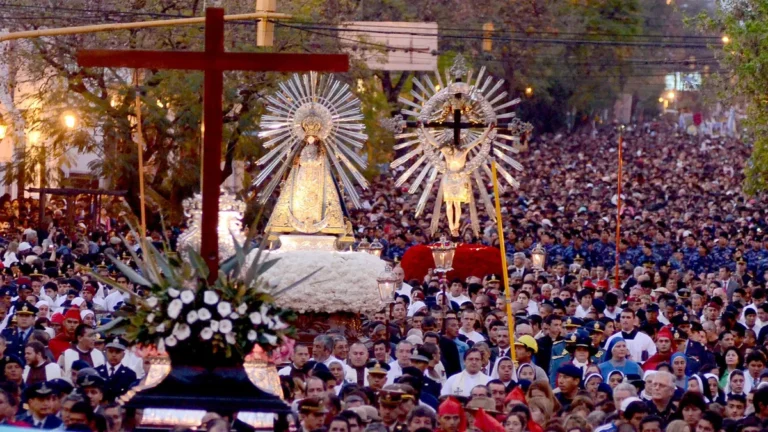 Ciento de miles de fieles participaron de la procesión del Milagro