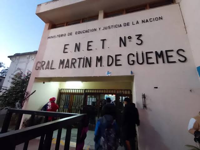 Cientos de padres llevan más de 20 horas haciendo fila por un asiento en la Técnica N°3