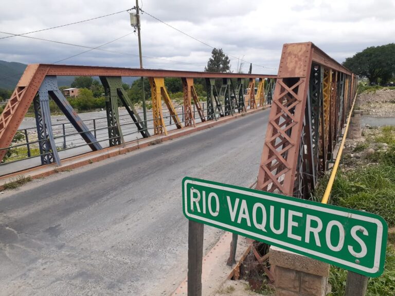 Comenzó el retiro del tradicional puente de hierro de Vaqueros