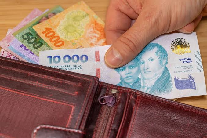 Los salarios formales le ganaron a la inflación en agosto, pero acumulan una caída real del 2,3% en el último año
