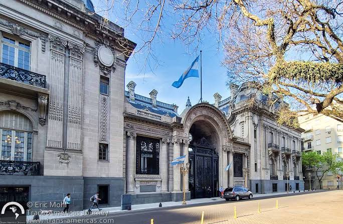 El Colegio Nacional Buenos Aires prohibió que los alumnos usen el celular en las aulas