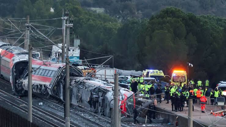 Tragedia en España: al menos 60 muertos tras el choque de dos trenes de alta velocidad